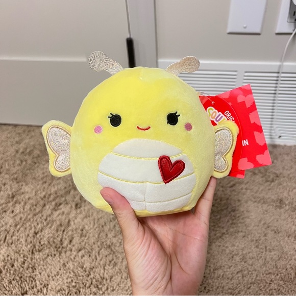 Squishmallow 5" Yellow Butterfly w Heart (Nixie) - 2022 Valentine Exclusive BNWT - Picture 1 of 7